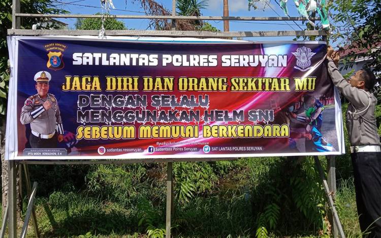 Satlantas Polres Seruyan Pasang Spanduk Berkendara Aman