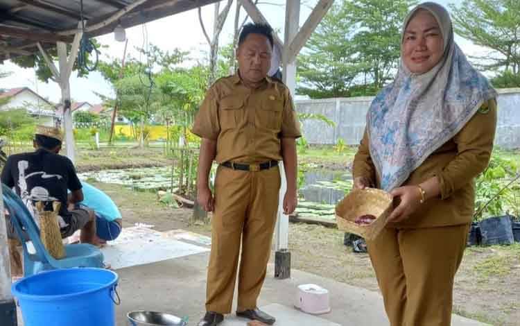 Kelurahan Panarung Bagikan Daging Kurban Tanpa Kantong Plastik