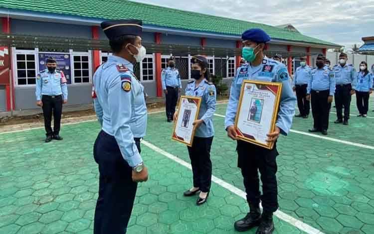 Kepala Rutan Kapuas Beri Penghargaan Pegawai Teladan