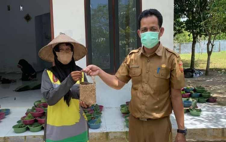 Gunakan Besek dan Tas Purun, DLH Kobar Bagikan Ratusan Paket Daging Kurban