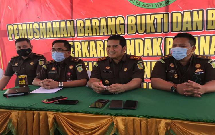 2 Tersangka Perkara Korupsi KPU Kapuas Terkait Pengadaan APD Pilgub Kalteng
