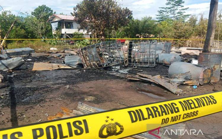 Bangunan Tempat Penimbun BBM Terbakar di Palangka Raya