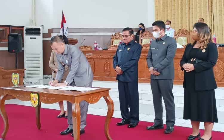 Bupati Gumas Tandatangani Persetujuan dengan DPRD Terkait Hal Ini