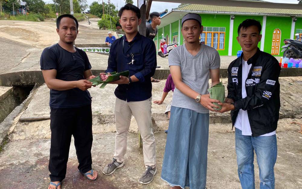 Unik, Komunitas di Muara Teweh Ini Berbagi Daging Kurban dengan Wadah Daun Pisang