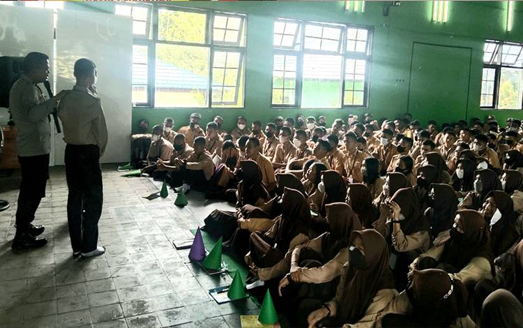 Satbinmas Polres Kobar Beri Penyuluhan Kenakalan Remaja Kepada Peserta MPLS SMKN 1 Pangkalan Bun