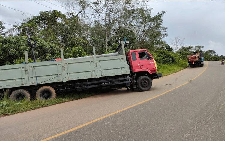 Truk Fuso Muat Tiang Listrik Melorot Hantam Honda Jazz di Belakangnya
