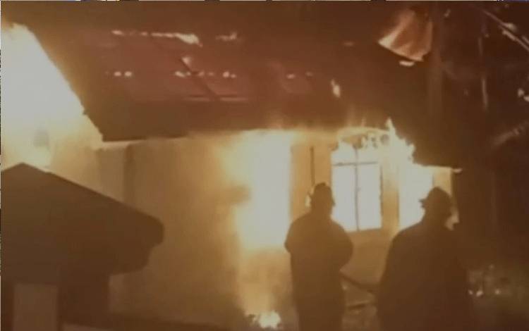 Sebuah Rumah di Belakang Pemakaman Kelurga Kesultanan Kutaringin Terbakar