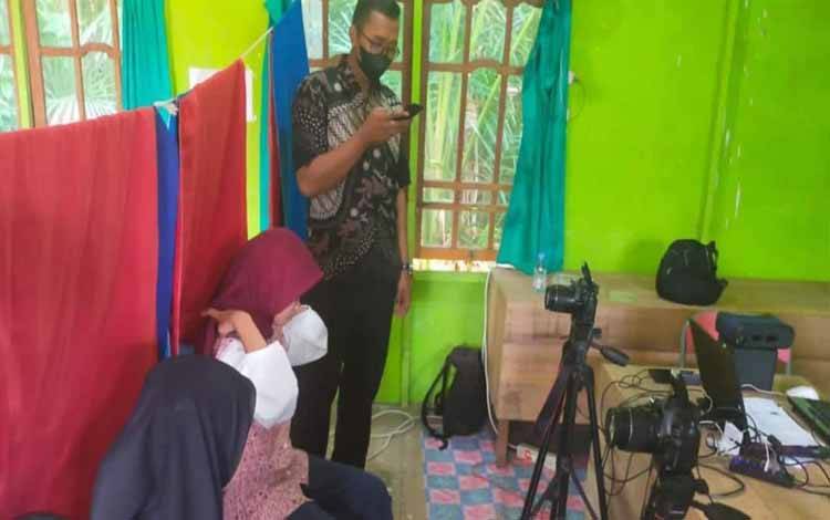 Warga Desa Penda Ketapi Antusias Lakukan Perekaman KTP-El Jemput Bola Dinas Dukcapil Kapuas