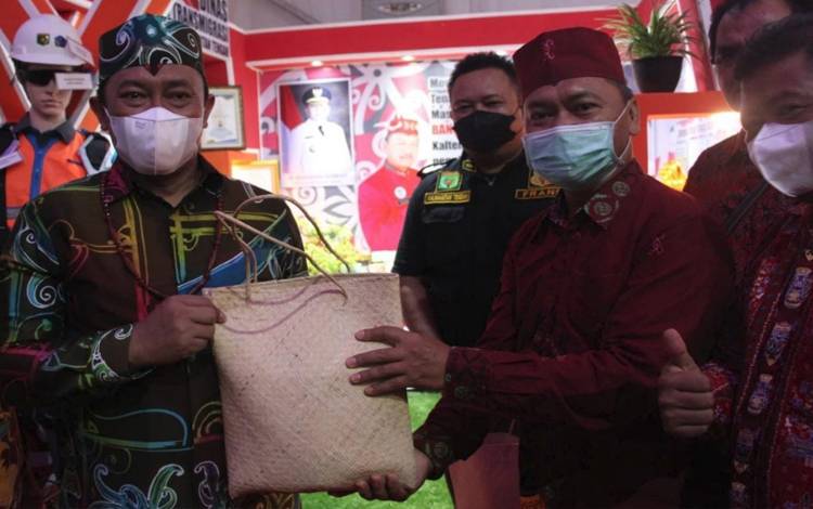 Produk UMKM Meriahkan Stan Disnakertrans di Kalteng Expo