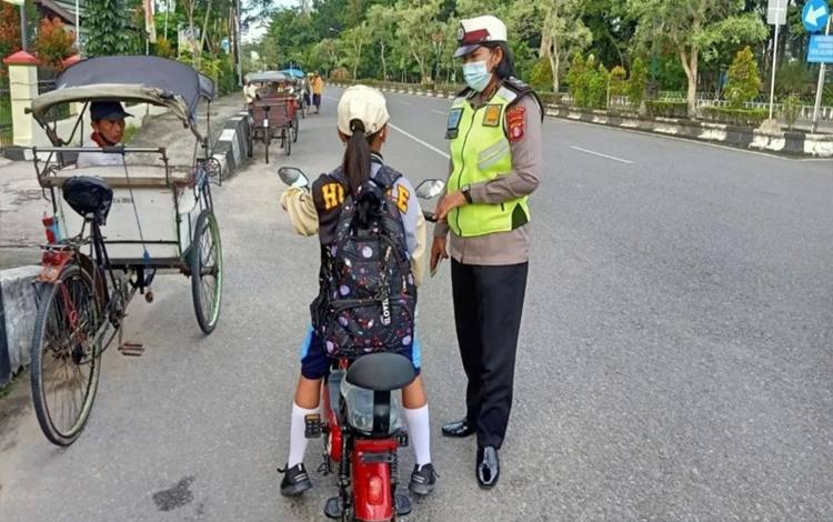Personel Satlantas Polres Kapuas Tegur Anak-anak Pengguna Sepeda Listrik di Jalan Raya