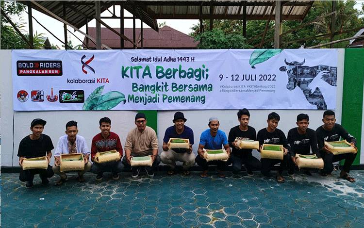 Komunitas di Pangkalan Bun Berbagi Daging Kurban dengan Wadah Pelepah Pisang Kurangi Sampah Plastik