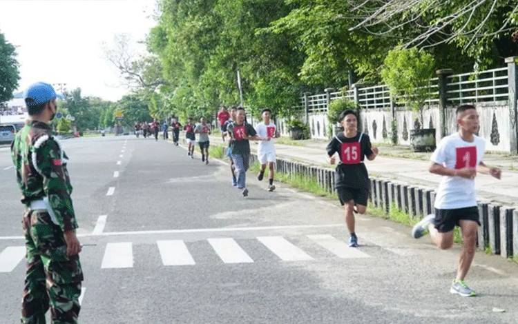 Jelang Seleksi Secaba PK TNI AD, Kodim 1011 Kuala Kapuas Latih Fisik Casis