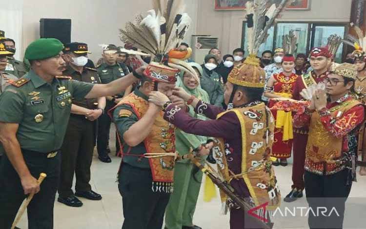 Kasad dan Sekjen PDIP dapat Gelar Kehormatan Dewan Adat Dayak Kalteng