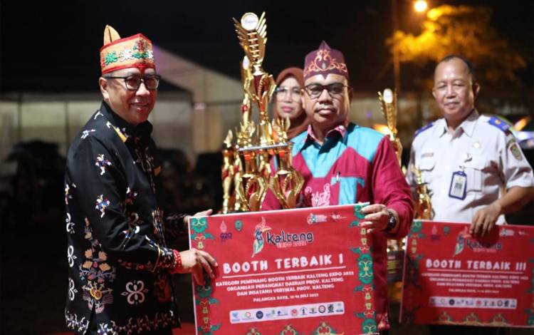 Setda Menangkan Booth Terbaik Kalteng Expo