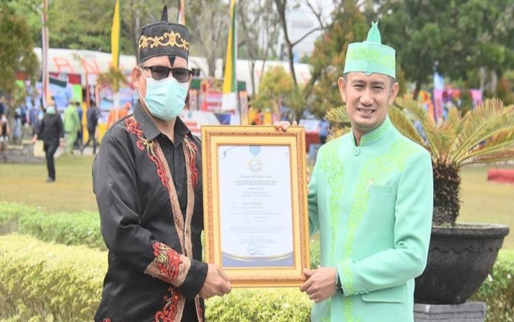 Wali Kota Palangka Raya Terima Penghargaan MKK dari BKKBN
