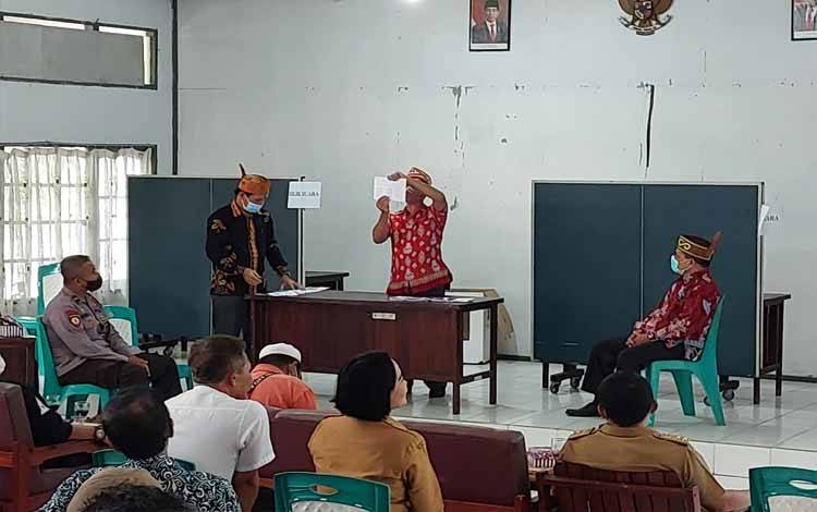 Raih Suara Terbanyak, Ini Damang Kepala Adat Kecamatan Selat Terpilih Periode 2022 -2028