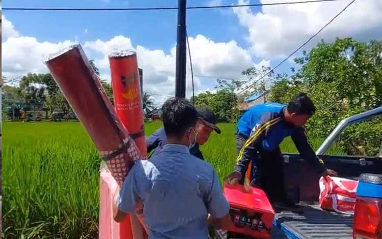 Dinsos Kapuas Salurkan Bantuan Kepada Warga Terdampak Kebakaran Rumah