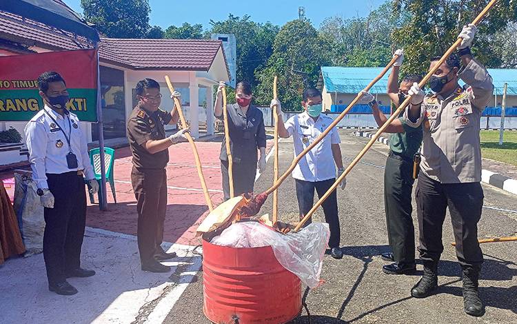 Kejari Barito Timur Lakukan Pemusnahan Barang Bukti Tindak Pidana