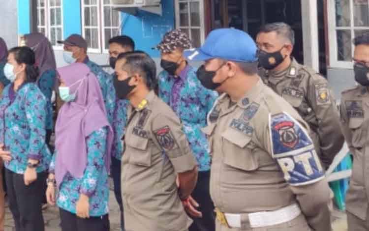 Satpol PP Kapuas Lakukan Pendampingan Perekaman KTP-El Jemput Bola di Selat Hulu