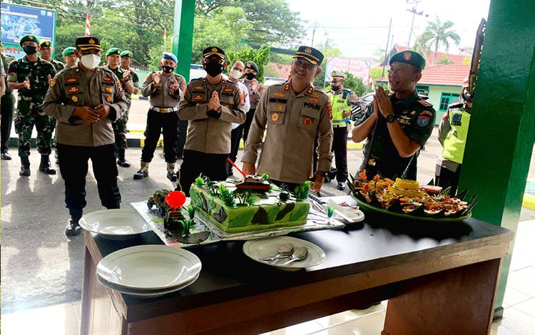 HUT Ke-64 Kodam XII/ Tanjung Pura,?Kapolres Berikan Kejutan untuk Dandim 1013 Muara Teweh
