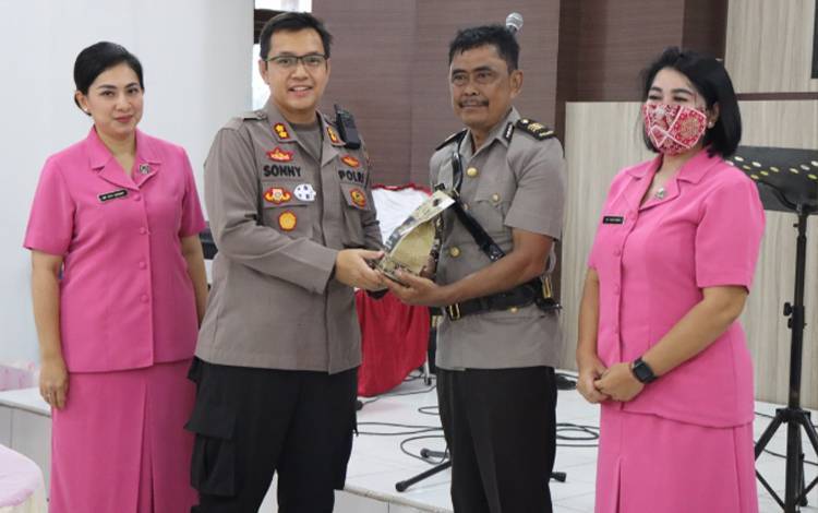 Begini Pesan Kapolres Katingan saat Kenal Pamit Sejumlah Perwira