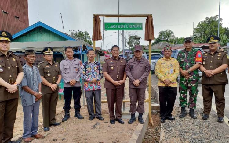 Kejari Kapuas dan Kejari Pulpis Resmikan Jalan Jaksa Agung R Soeprapto