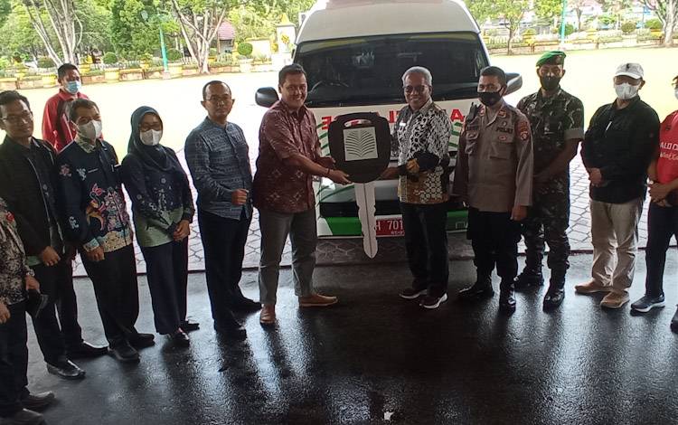 Momen Ulang Tahun ke 64 H. Abdul Rasyid AS, PT. SSMS, Tbk Serahkan Bantuan Ambulan ke Pemkab Kobar