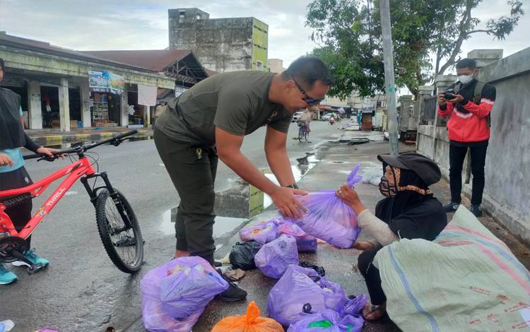 Dandim Buntok Gowes Berkah Sambil Bagi Sembako
