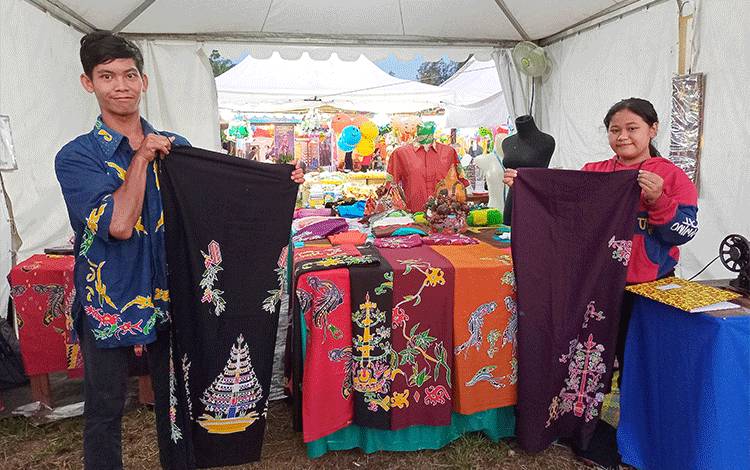 Batik Tulis Motif Dayak Maanyan Tampil di Expo Bartim 2022
