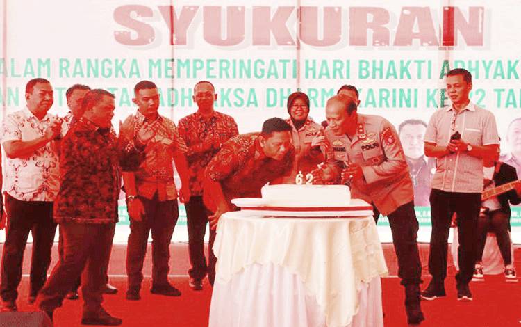 Kapolda Kalteng Sambangi Kejati di Hari Bhakti Adhyaksa dan Berikan Kejutan Ulang Tahun