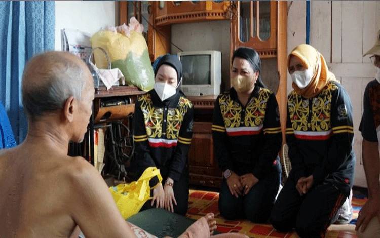 Ketua TP-PKK Palangka Raya Beri Bantuan Sembako untuk Lansia
