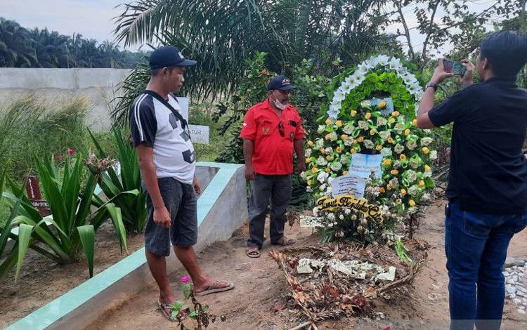 Makam Almarhum Bripda J Dijaga Kerabat Jelang Autopsi Ulang