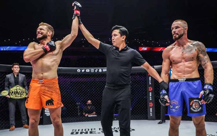 Reinier de Ridder Pertahankan Gelar Juara Dunia ONE Championship