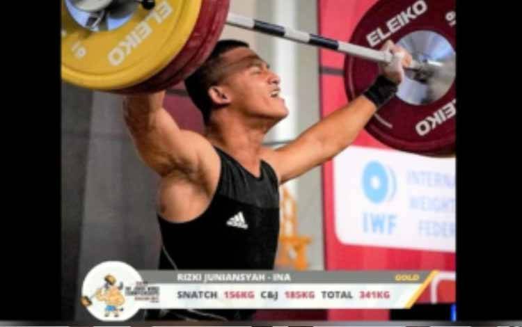 Lifter Muda Rizki Juniansyah Pertajam Rekor Dunia Snatch di Uzbekistan