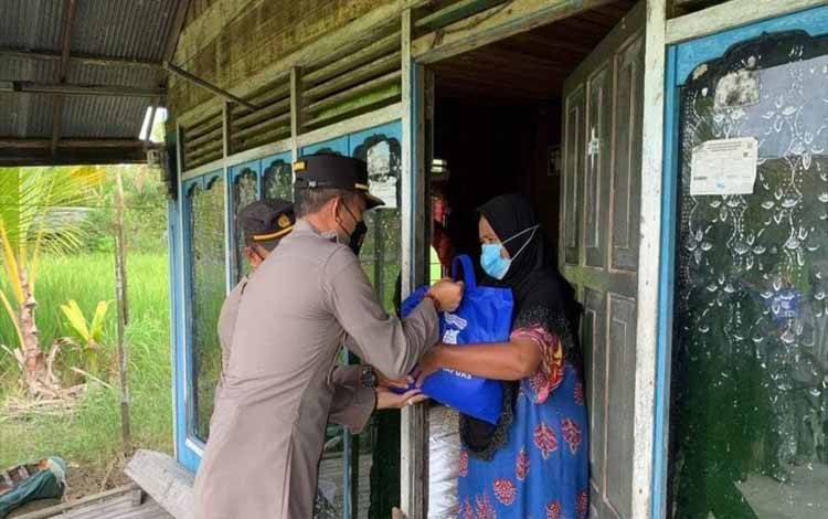Wakapolres Salurkan Bantuan ke Warga Selat Utara dari Program Gerakan Seribu Rupiah Sehari