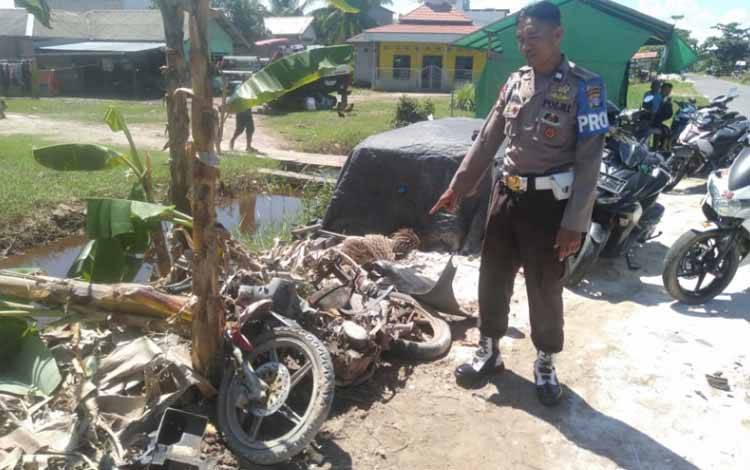 Mobil Avanza Hantam Pengendara Motor dan Warung hingga Ambruk di Lampuyang, 3 Orang Alami Luka-Luka