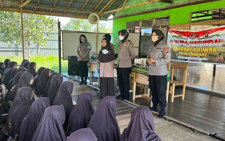 Sambangi Pondok Pesantren, Ini yang Dilakukan Tim Sambang Polwan Polres Kapuas