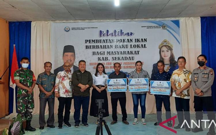 KKP Bekali Kemampuan Pembudidaya Ikan di Sekadau Buat Pakan