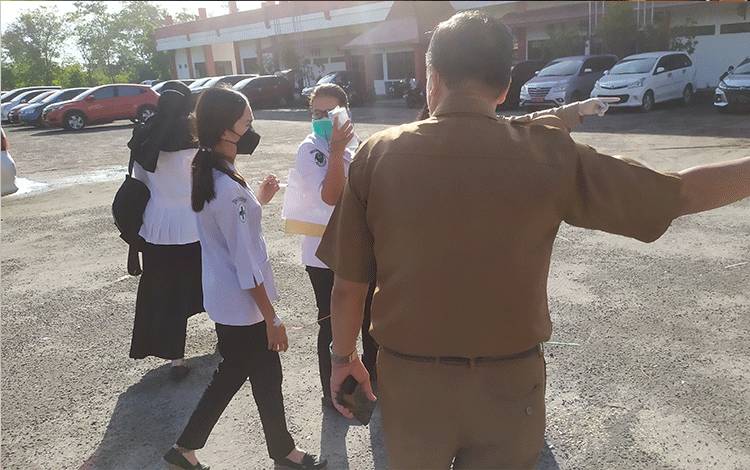 Eks Tekon ini Tetap Ikut Tes Meski Tangan Diinfus