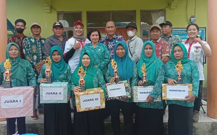 Pertemuan Rutin TP PKK Kecamatan Kapuas Kuala Diisi Lomba Paduan Suara