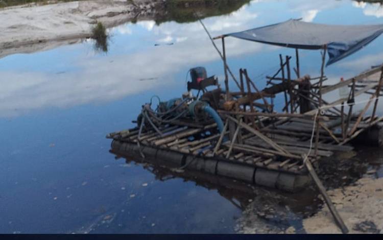 Penambang Emas Ilegal Mengaku Gajinya Tergantung Hasil Emas Yang Didapat?