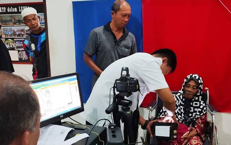 Disdukcapil Kapuas Beri Bingkisan Lansia Datang Langsung Urus Adminduk