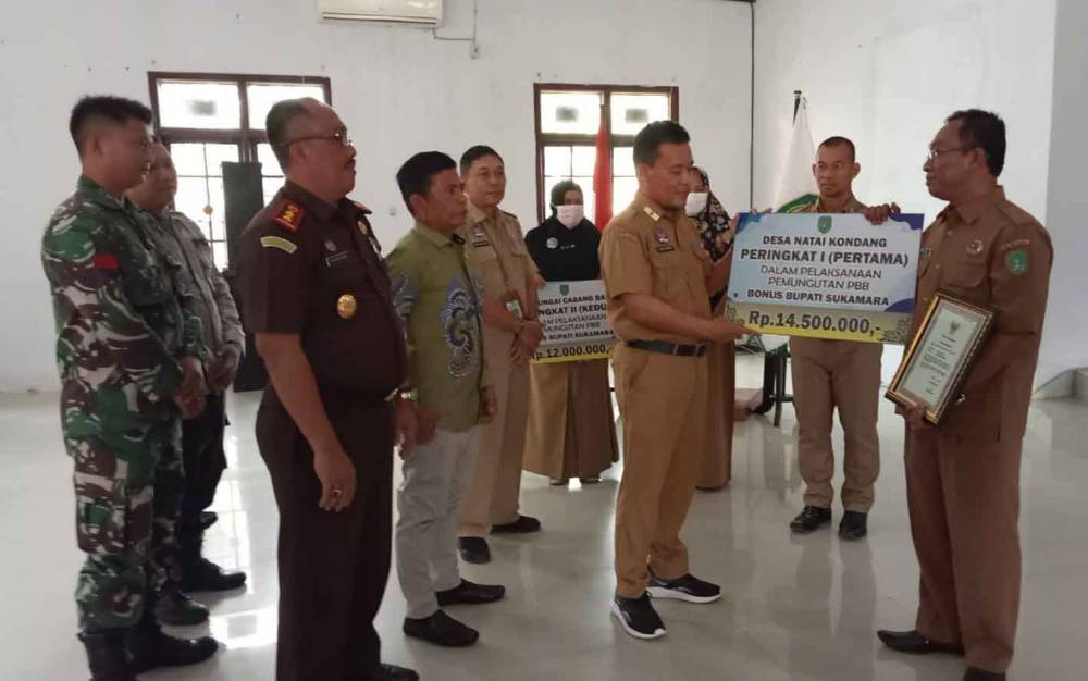 Pemkab Sukamara Berikan Bonus kepada 3 Desa Berperstasi dalam Pemungutan PBB-P2