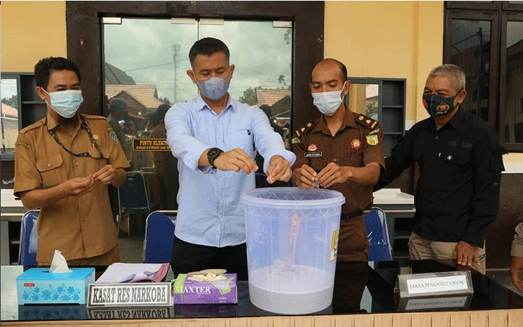 Kasat Narkoba Polres Seruyan Pimpin Pemusnahan Sabu