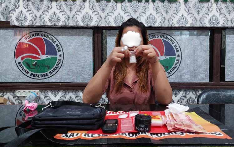 Perempuan di Gunung Mas Ini Diamankan karena Simpan Narkoba