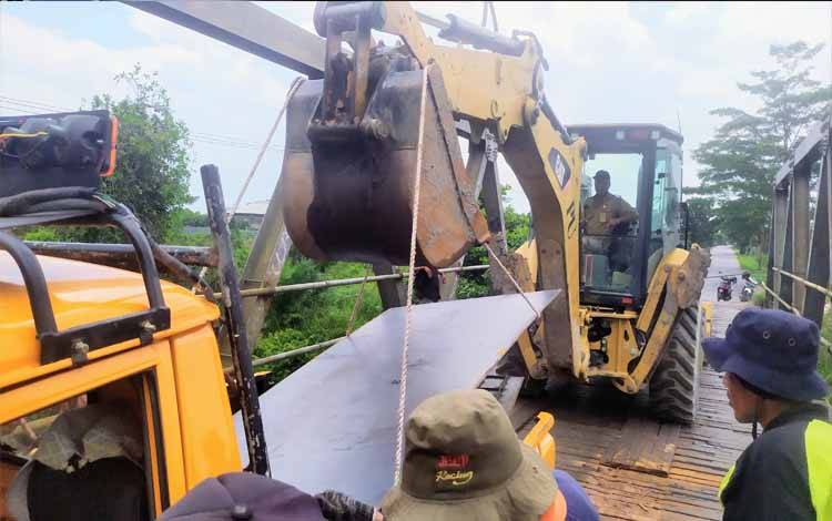 Jembatan Kapten Mulyono Sampit Dipasang Pelat Besi