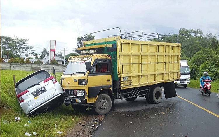 Kecelakaan Libatkan Truk dan Dua Mobil di Anjir Kapuas