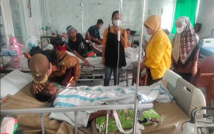 Lurah Langkai Fasilitasi Kakek Sonen Bertemu Anaknya Setelah 31 Tahun Berpisah