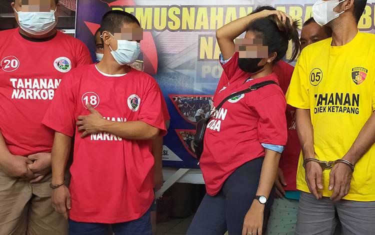 Perempuan Tersangka Narkotika di Kotim Ini Bergaya Seperti Model Saat Difoto Wartawan?