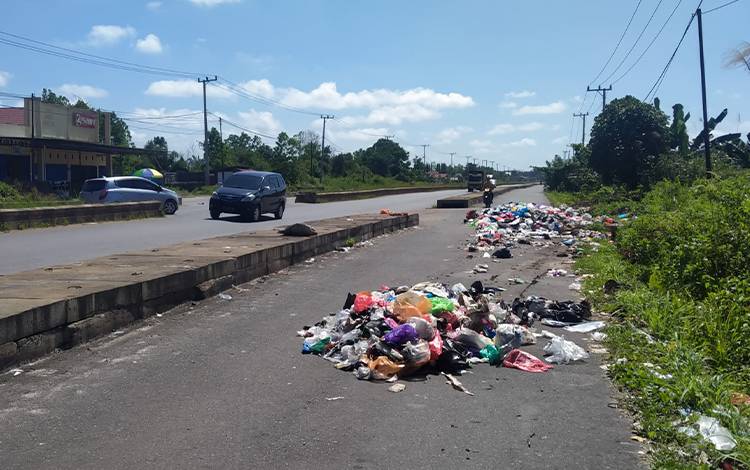 Giliran di Baamang Sampah Tak Terangkut